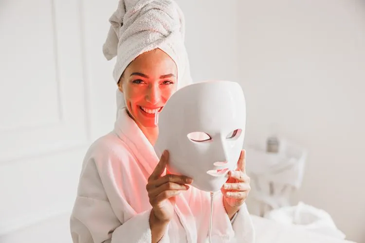 Red light therapy home treatment - LED mask session